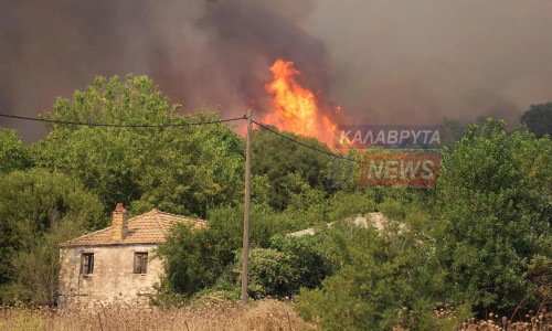 Αγωνία για την φωτιά στο Λιβάρτζι Αχαΐας: Ενισχύθηκαν οι δυνάμεις - Απειλήθηκε ο οικισμός