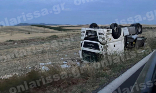 Ανατροπή νταλίκας έξω από την Λάρισα - Άγιο είχε ο οδηγός που κατάφερε να απεγκλωβιστεί
