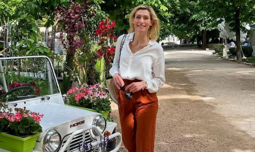 Ζέτα Δούκα: Φωτογραφίζεται στην Κρήτη με την κόρη της - «Στο ίδιο παγκάκι κάθε καλοκαίρι από το 2018
