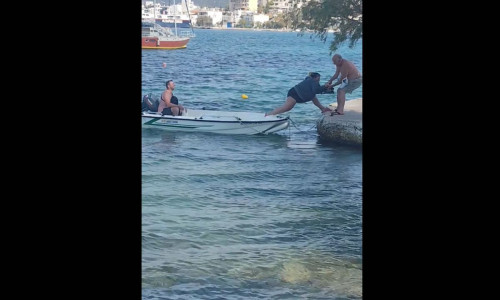 Το video που έγινε viral: Η «μάχη» γυναίκας στην Εύβοια να βγει από βάρκα - Η κατάληξη και τα γέλια