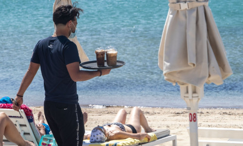 Το άλλο πρόσωπο της καλοκαιρινής σεζόν: Προσλήψεις – «μαϊμού», αδήλωτη εργασία & απλήρωτες υπερωρίες