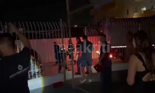 Φωτιά σε γήπεδο στην Κρήτη - Δύο άτομα στο νοσοκομείο, γυναίκα χωρίς τις αισθήσεις της