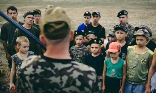 Στη Ρωσία εκπαιδεύουν 8χρονους μαθητές σε πολεμικές ασκήσεις και ρίψεις χειροβομβίδων