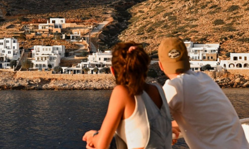 Independent: «Εκατομμύρια τουρίστες ταξιδεύουν στην Ελλάδα για διακοπές - Οι Έλληνες μένουν σπίτι»