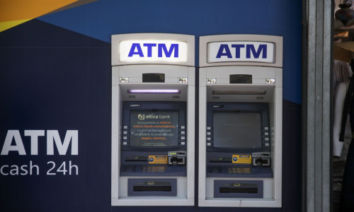 Νέοι κανόνες της ΕΕ για αναλήψεις από ΑΤΜ - Ποιοι κερδίζουν, ποιοι χάνουν και τα... ψιλά γράμματα