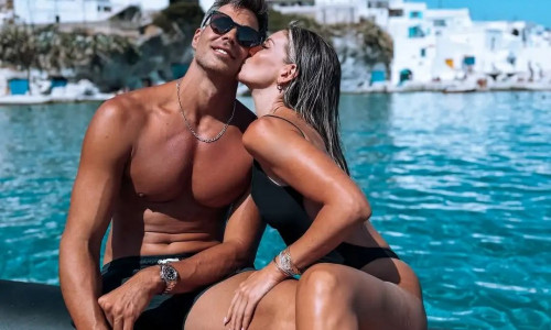 Αθηνά Οικονομάκου: «Αντίο Αύγουστε, σε ευχαριστούμε» - Τα φιλιά στον Μπρούνο Τσερέλα στην Κίμωλο