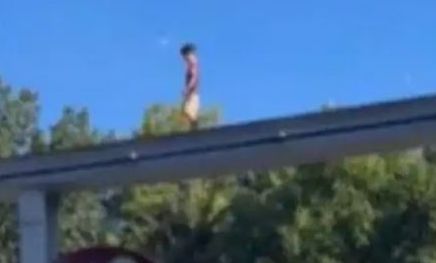 Αγοράκι περπατά πάνω στις ράγες τρένου στις ΗΠΑ: Πώς το έσωσε άνδρας - Viral το βίντεο