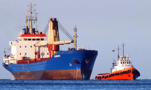 Εύβοια: Επικάθηση φορτηγού πλοίου στον λιμένα Μαντουδίου