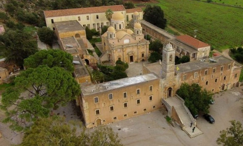 Μαφία της Κρήτης: Πούλησε για «ψίχουλα» τη «γη του Ζορμπά» - Ο «όμηρος» ηγούμενος της Μονής