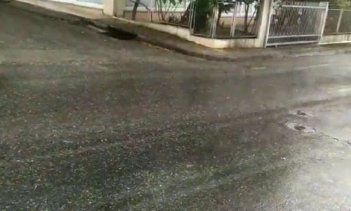 Καιρός: Ξαφνικό μπουρίνι με χαλάζι στο Αγρίνιο, ήπια βροχόπτωση στην Πάτρα
