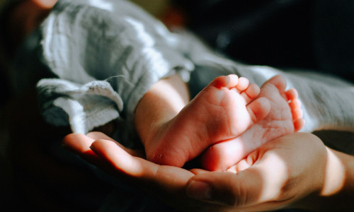 Πάτρα: «Ο γιος μου είναι οξύθυμος, αλλά όχι να φτάσει σε αυτό το σημείο», λέει η γιαγιά του βρέφους