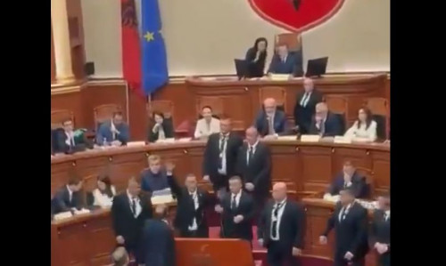 Σκηνές απείρου κάλλους στην αλβανική Βουλή για την υπουργό AI - Βίντεο