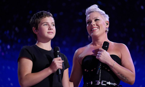 Pink: Η σπάνια δημόσια εμφάνιση με την 14χρονη κόρη της - Το ντουέτο που συγκίνησε το κοινό - Βίντεο