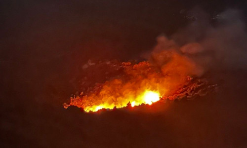 Φωτιά στην Πάρνηθα: Βελτιωμένη η εικόνα της πυρκαγιάς– Κυκλοφοριακές ρυθμίσεις και διακοπές ρεύματος
