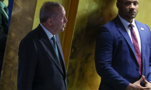 O Ερντογάν την πάτησε σαν τον Μακρόν: Περίμενε όρθιος να περάσει το αυτοκίνητο του Τραμπ - Βίντεο