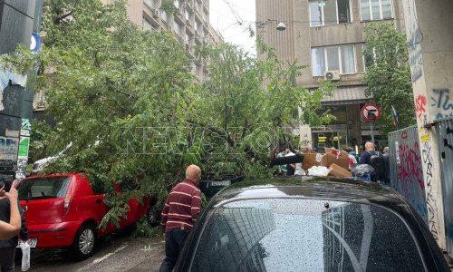 Ατύχημα στην Αθήνα από τη νεροποντή: Ξεριζώθηκε δέντρο και τραυμάτισε οδηγό
