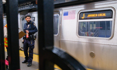 Νέα φονική τάση στο διαδίκτυο: Παιδιά σερφάρουν πάνω στα βαγόνια του Μετρό - Δύο νεκρές κοπέλες