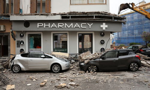 Λαύριο: Η τρομακτική στιγμή που καταρρέει μπαλκόνι σπιτιού - Τελευταία στιγμή σώθηκαν δύο γυναίκες