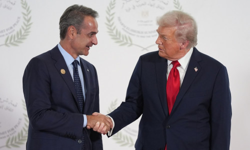 Συμφωνία για ειρήνη στη Γάζα: Θερμή χειραψία Μητσοτάκη - Τραμπ στην Αίγυπτο