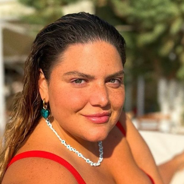 Δανάη Μπάρκα: Μετά την Ισπανία, σειρά πήρε η Σέριφος - Νέες αποκαλυπτικές  φωτογραφίες - Newsbomb