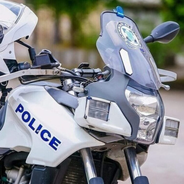 Κρήτη: Συνελήφθη 29χρονος για απάτη και λαθραία τσιγάρα – Με χειροπέδες και η γιαγιά του