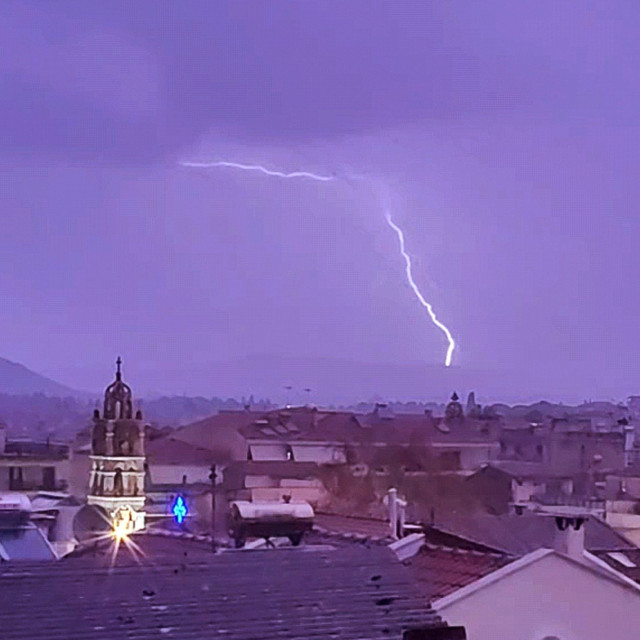 Καιρός - Ξεκίνησε η κακοκαιρία: Πού χτυπά απόψε και αύριο - Οι περιοχές στο «κόκκινο»