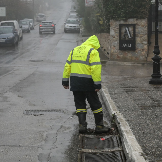 Κακοκαιρία: Διακοπή της κυκλοφορίας στα Σπάτα εξαιτίας της έντονης βροχόπτωσης