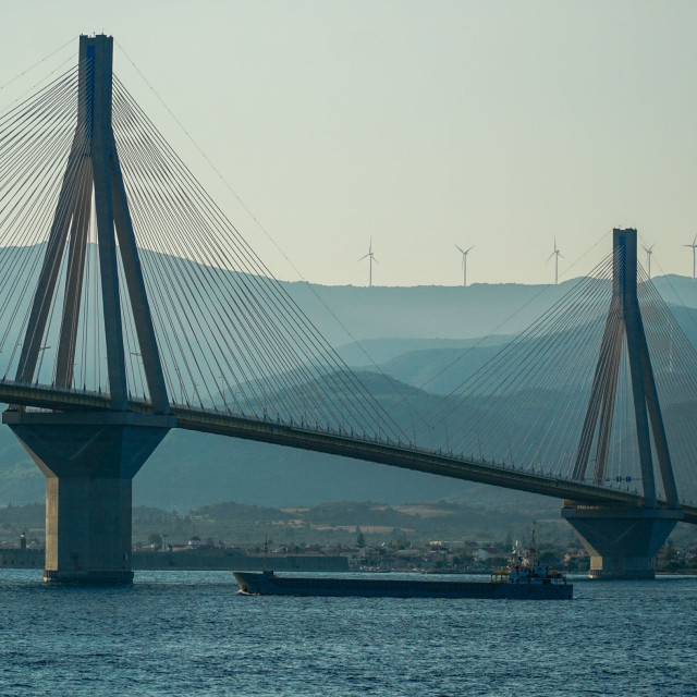 Άνοιξε προσωρινά η Γέφυρα Ρίου - Αντιρρίου για τα φορτηγά που δεν έχουν φορτίο