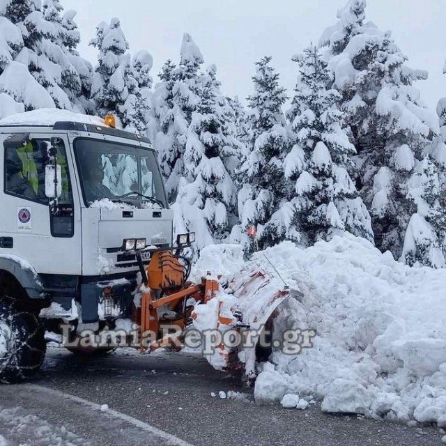 Φθιώτιδα: Ξεκίνησε η επέλαση του χιονιά - «Έχει φτάσει τα 40 εκατοστά»