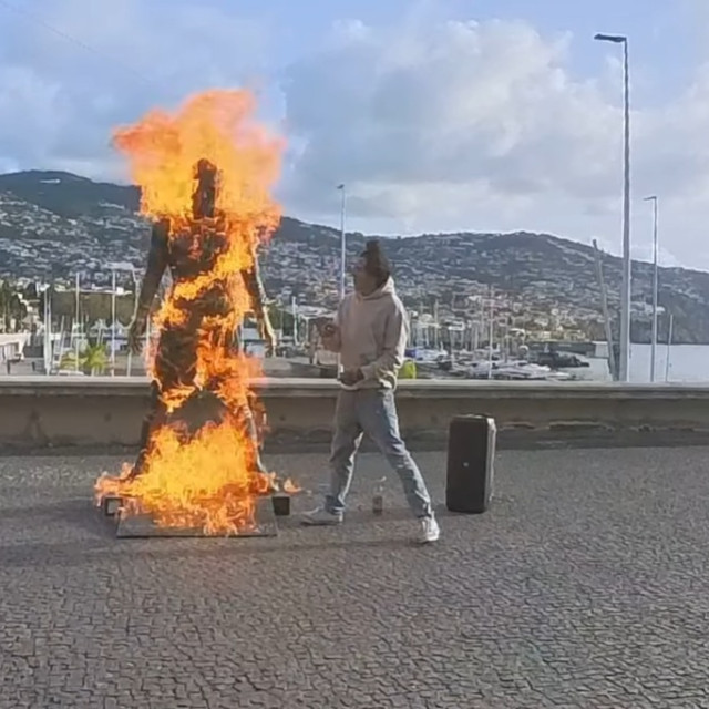 Κριστιάνο Ρονάλντο: Συναγερμός στην Πορτογαλία! Νεαρός έβαλε φωτιά στο άγαλμα του «CR7» (βίντεο)