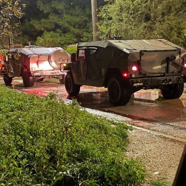 Κακοκαιρία - Γλυφάδα: Βγήκαν και hummer του στρατού μετά τα μεσάνυχτα για τις πλημμύρες