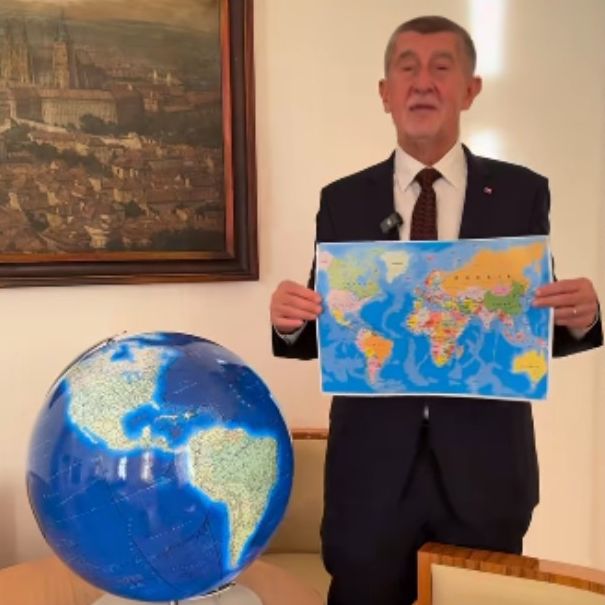 O πρωθυπουργός της Τσεχίας αγόρασε υδρόγειο για να δει πού «πέφτει» η Γροιλανδία – Δείτε βίντεο