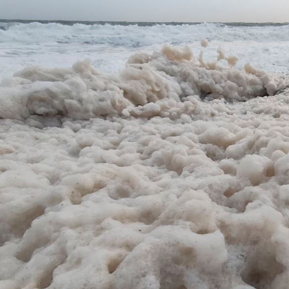 Χανιά: Άφρισε η θάλασσα μετά την κακοκαιρία - Εντυπωσιακές εικόνες