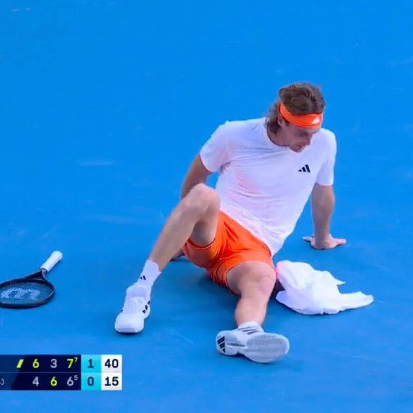 Τραυματίστηκε παίζοντας ποδόσφαιρο ο Τσιτσιπάς - «Ό,τι πιο χαζό μου έχει συμβεί»