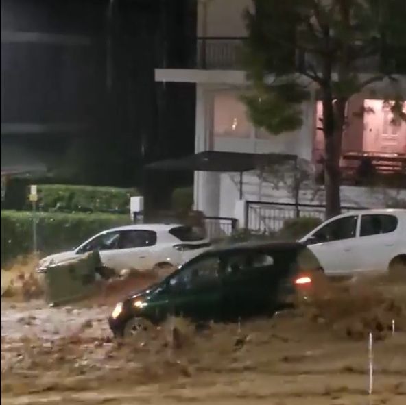 Πάνος Καλίδης: Τα βίντεο του τραγουδιστή από τους πλημμυρισμένους δρόμους της Γλυφάδας