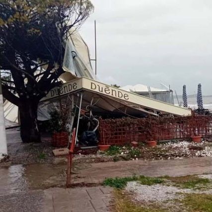 Κακοκαιρία: Ανεμοστρόβιλος ξήλωσε τέντες καταστημάτων στον Μαραθώνα - Ι.Χ παρασύρθηκε στο Πικέρμι