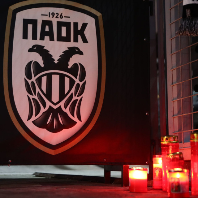 Δυστύχημα με φιλάθλους ΠΑΟΚ: Λουλούδια, κεριά και κασκόλ αφήνουν κάτοικοι στο γήπεδο της Τούμπας