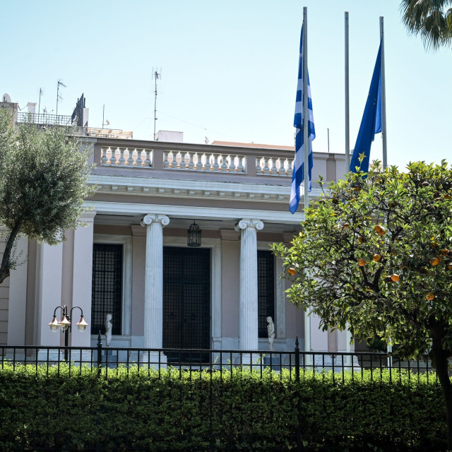 Ολομέτωπη επίθεση Μαξίμου στον Τσίπρα – Από την ΟΝΝΕΔ μέχρι το «Υπάρχει και φιλότιμο»