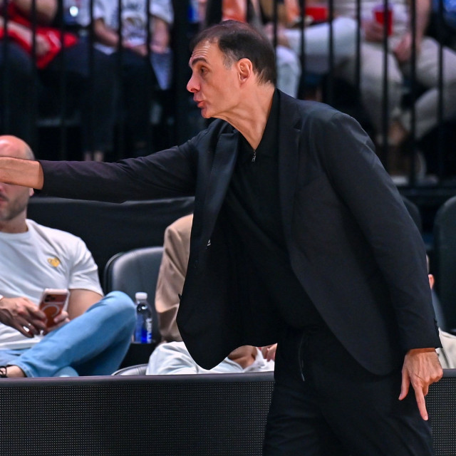 Ντουμπάι - Ολυμπιακός: Οπαδός έβρισε τον Μπαρτζώκα και αυτός ανέβηκε έξαλλος στην εξέδρα (vid)