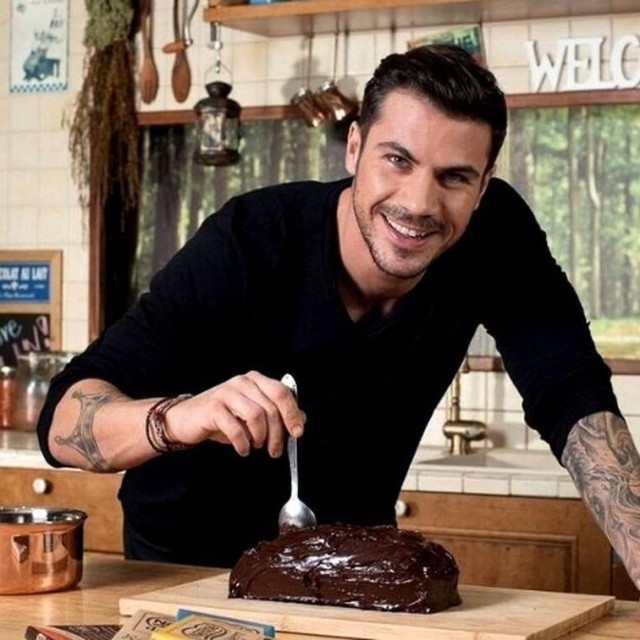 Άκης Πετρετζίκης: Ράγισε το πλευρό του - Καρέ καρέ το βίντεο με το ατύχημα