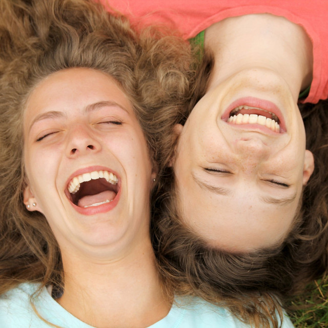 Οι 12 συνήθειες που θα σας βοηθήσουν να νιώθετε πιο χαρούμενοι