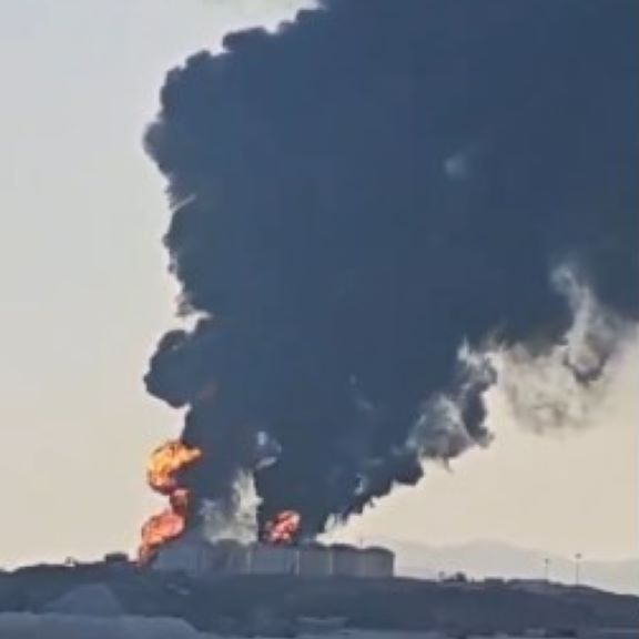 Ομάν: Καίγονται δεξαμενές πετρελαίου στο λιμάνι της Σαλάλα