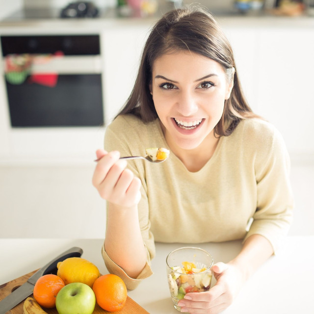 8 τροφές που πραγματικά ενισχύουν το ανοσοποιητικό — Οι παγίδες του μάρκετινγκ στη διατροφή