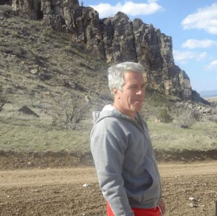 Τζέφρι Έπσταϊν: Το ανατριχιαστικό άγαλμα της μυστηριώδους ξανθιάς που είχε στη βίλα του