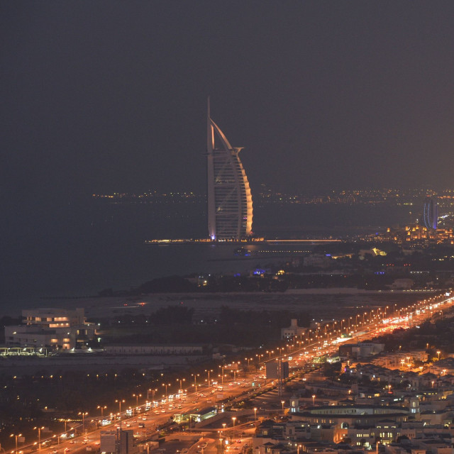 Η φούσκα έσκασε: Πώς οι πύραυλοι του Ιράν αποκάλυψαν τη χλιδάτη μπλόφα των ΗΑΕ