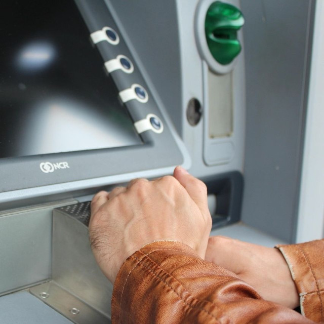 Προσοχή στα ΑΤΜ: Οι Αρχές προειδοποιούν για ένα τέχνασμα που μπορεί να «αδειάσει τον λογαριασμό σας»