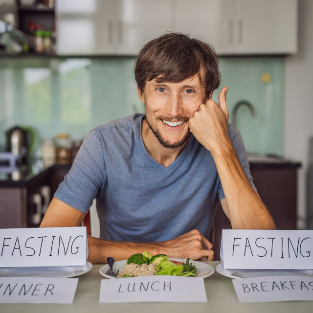 Τι συμβαίνει στο σώμα και τον εγκέφαλό σας κατά τη διάρκεια της διαλειμματικής νηστείας