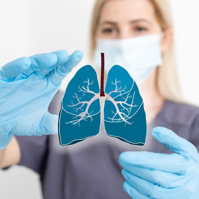 Σοβαρή γρίπη και COVID-19 ίσως ενεργοποιούν τον καρκίνο του πνεύμονα – Τι κάνει ο εμβολιασμός