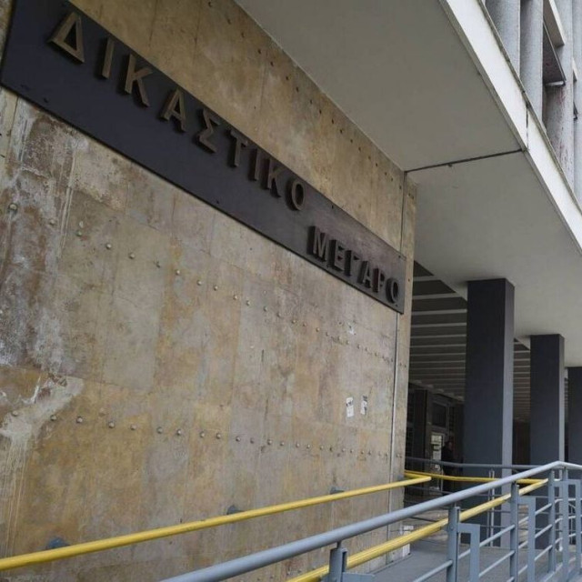 Θεσσαλονίκη: Στο Αυτόφωρο μάνα και γιος για τον ξυλοδαρμό ανήλικης - Της έκοψαν ακόμα και τα μαλλιά