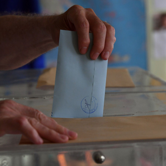 Δημοσκόπηση Real Polls: Στις 16,3 μονάδες διαφορά ΝΔ - ΠΑΣΟΚ - Κατακερματισμένη η Αριστερά